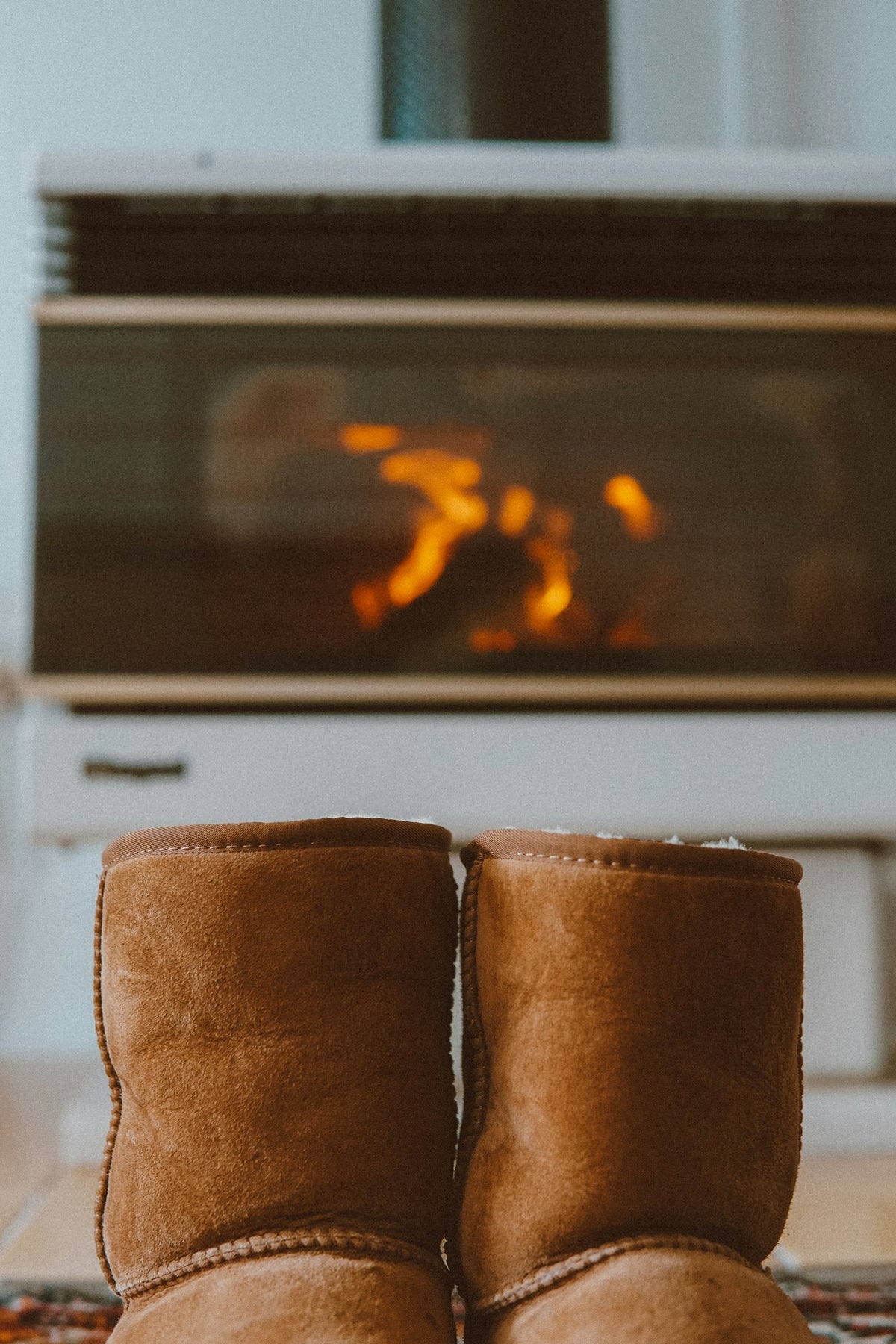 Bottes en cuir posées près d'une cheminée pour sécher au coin du feu