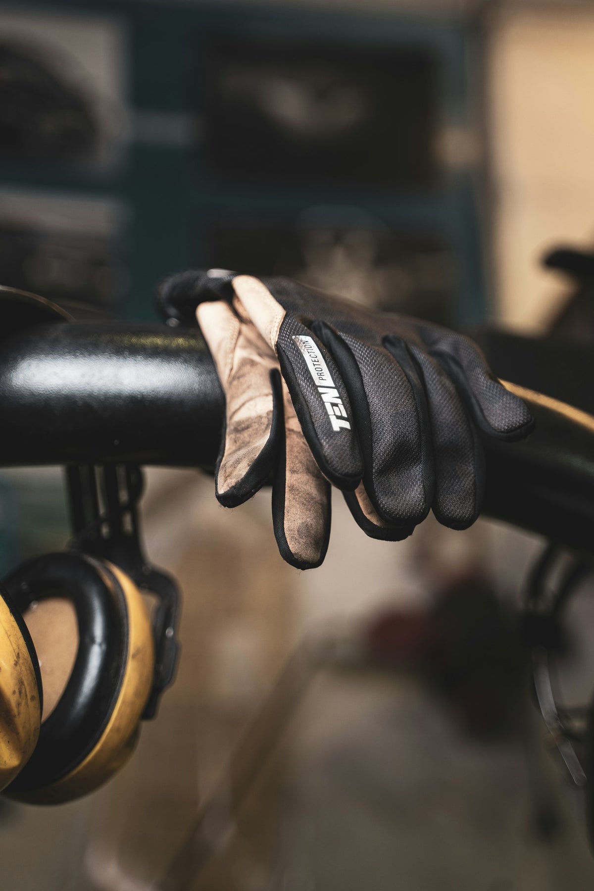 Gros plan sur un gant technique posé sur le guidon d'un vélo