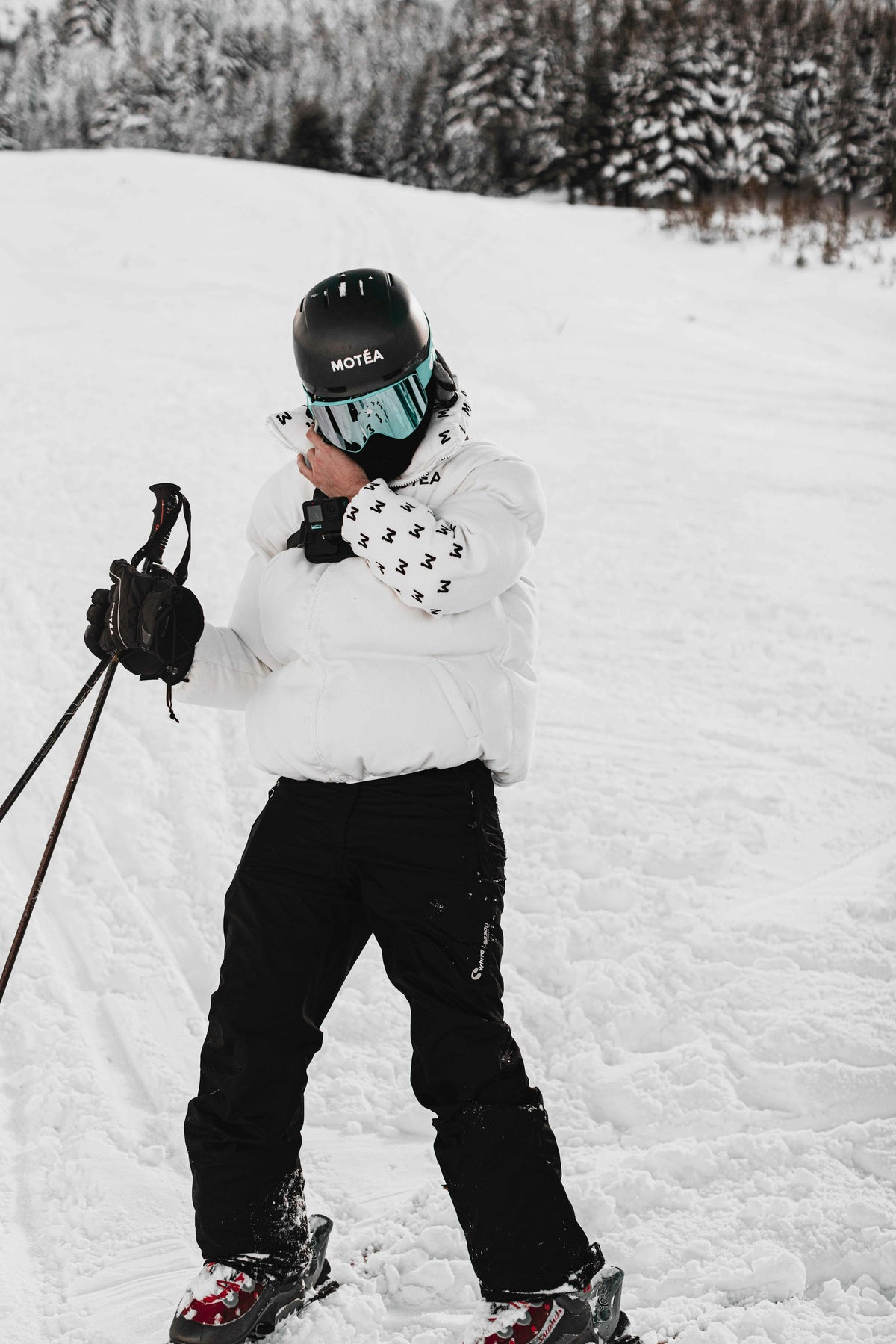 Enfant équipé pour le ski dans un paysage enneigé