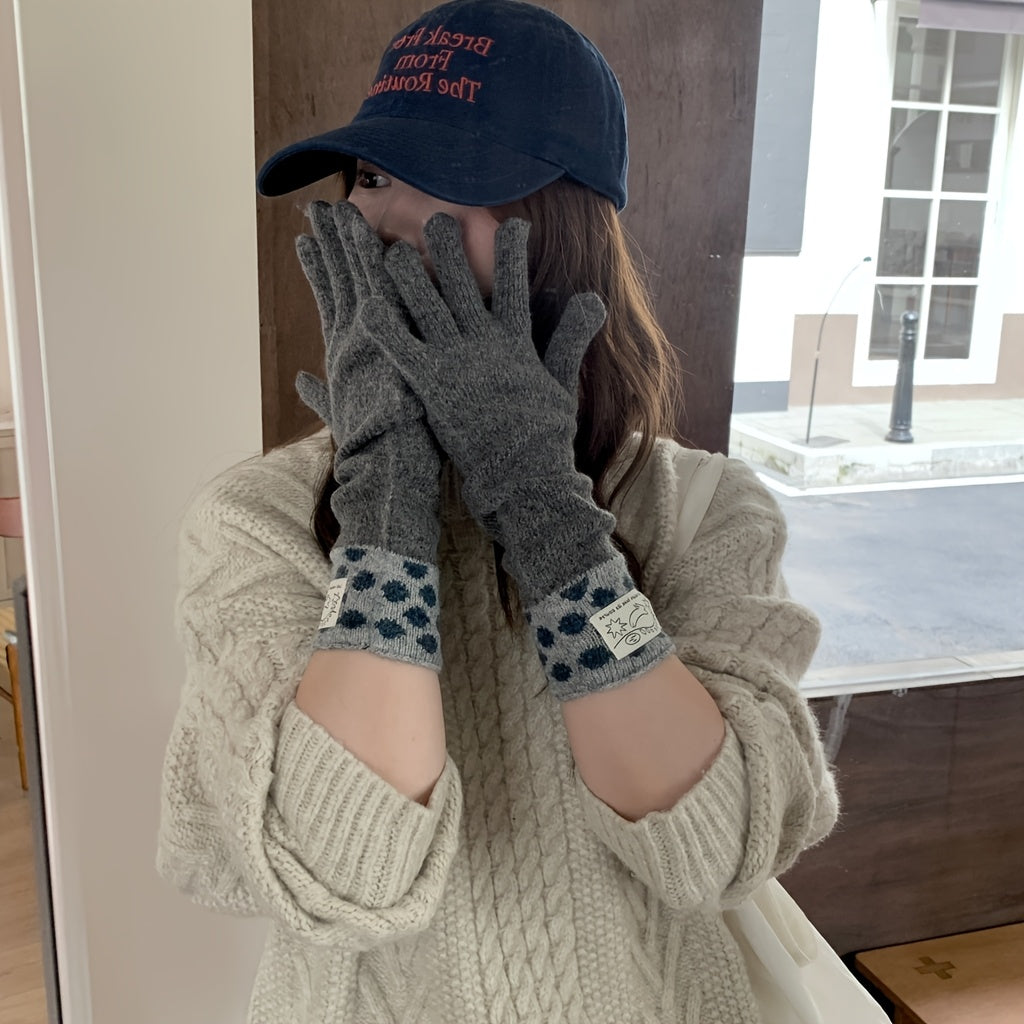 Gants longs femme gris portés avec un pull torsadé crème