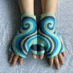 Mitaines femme bleu clair portées, ouverture du pouce visible