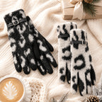 Les deux coloris de gants léopard posés près d'un paquet cadeau