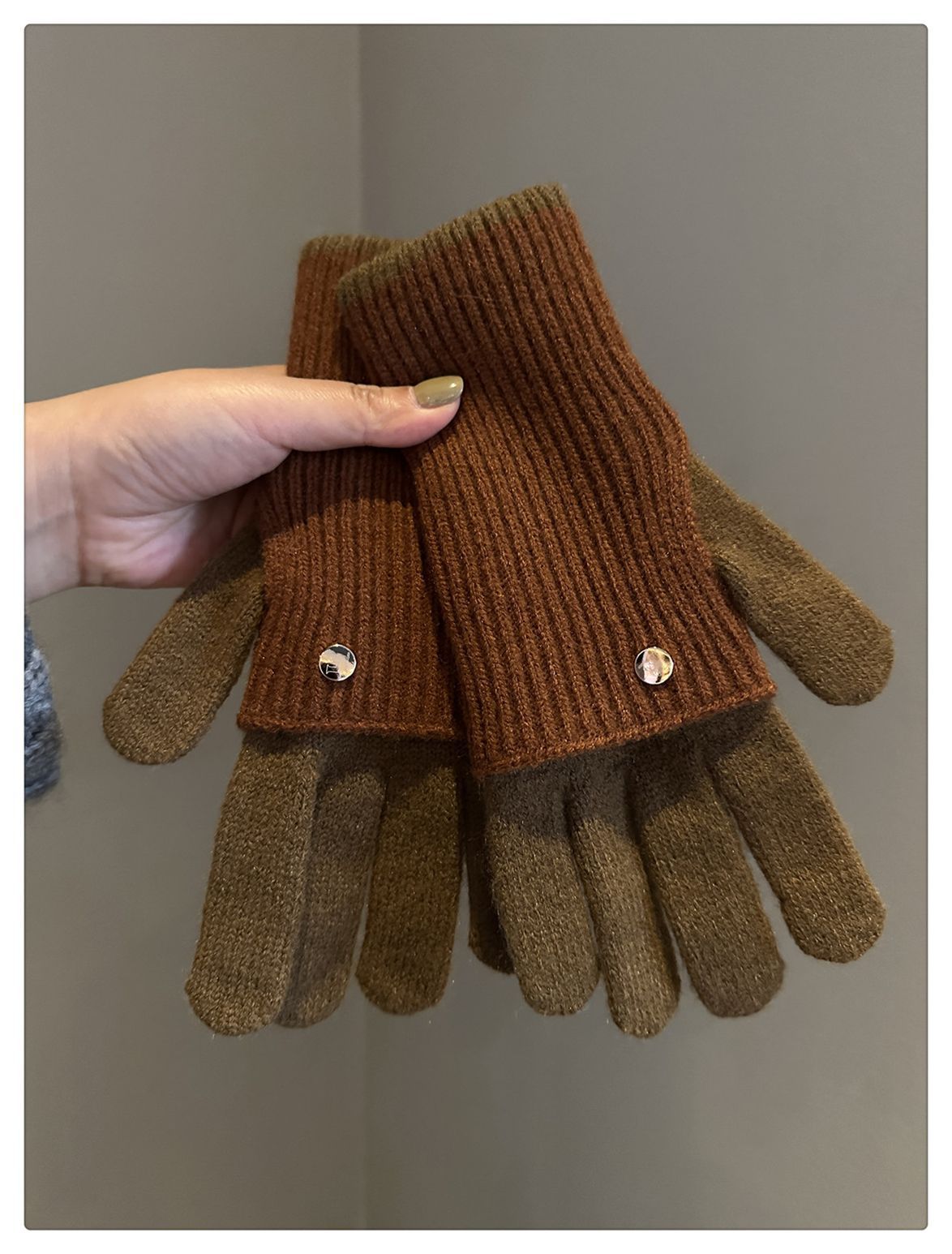 Mitaine femme en laine, plusieurs coloris présentés ensemble
