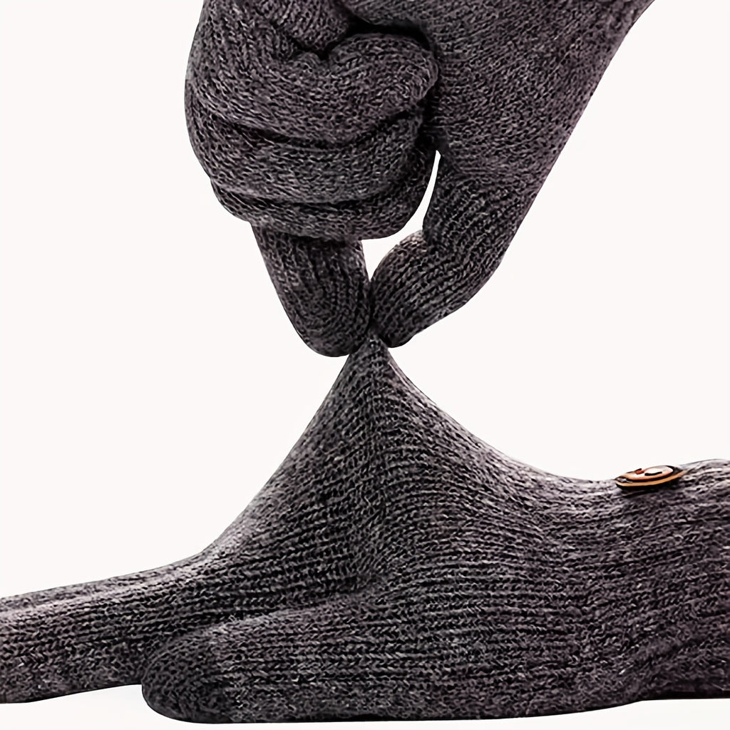 Gants homme noir portés, jeu sur smartphone