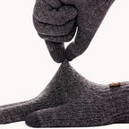 Gants homme noir portés, jeu sur smartphone