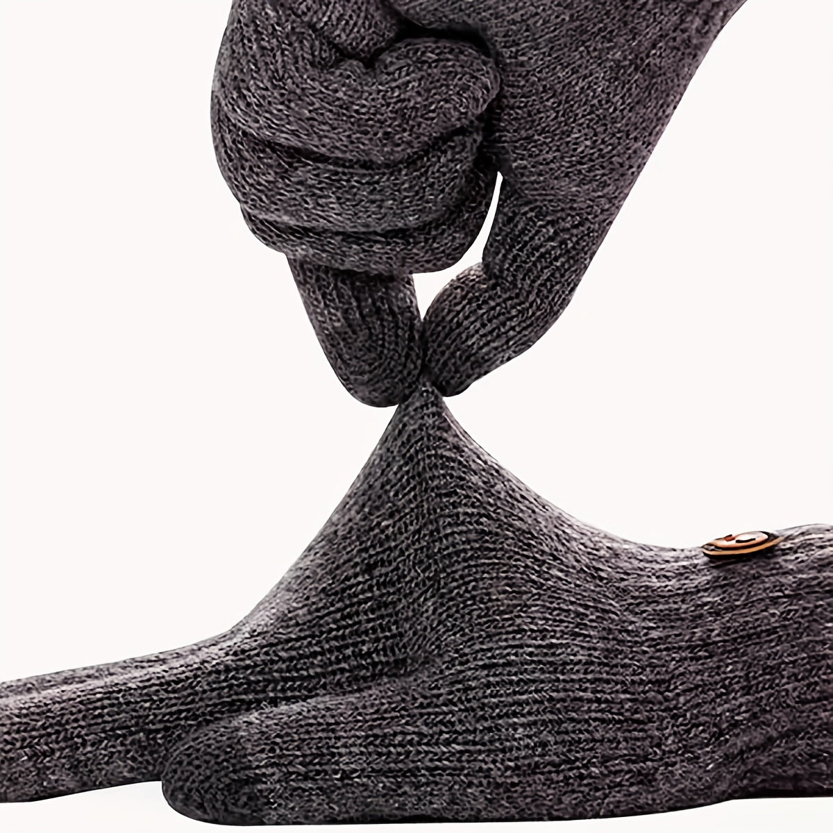 Gants homme noir portés, jeu sur smartphone