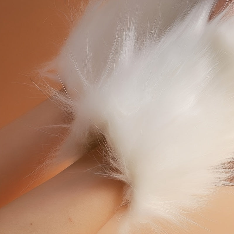 Gros plan sur le poil long d'une mitaine blanche au poignet