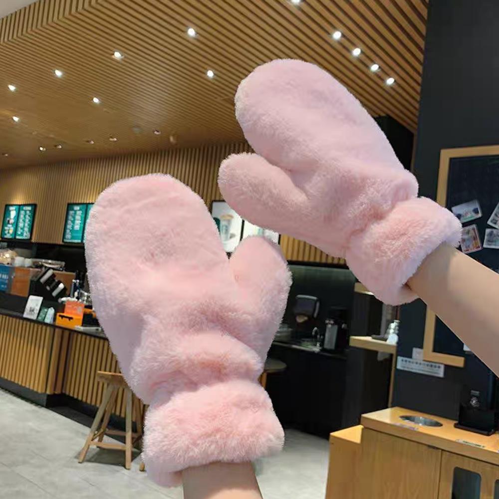 Moufle femme peluche, quatre coloris présentés ensemble