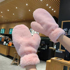 Moufle femme peluche, quatre coloris présentés ensemble