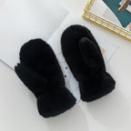 Moufle femme fausse fourrure noire, portée