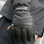 Gants de ski coloris gris portés, tirette zippée contrastée
