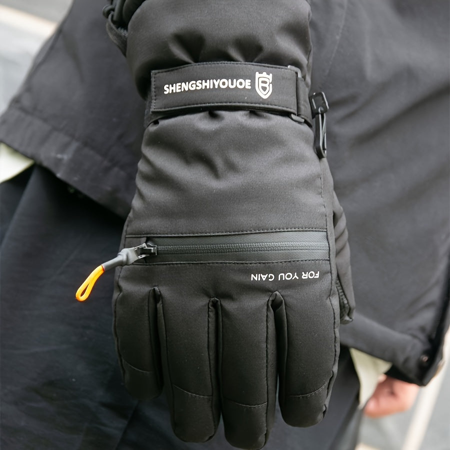 Gants de ski coloris gris portés, tirette zippée contrastée