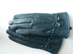 Gants cuir femme violet, vue portée en extérieur