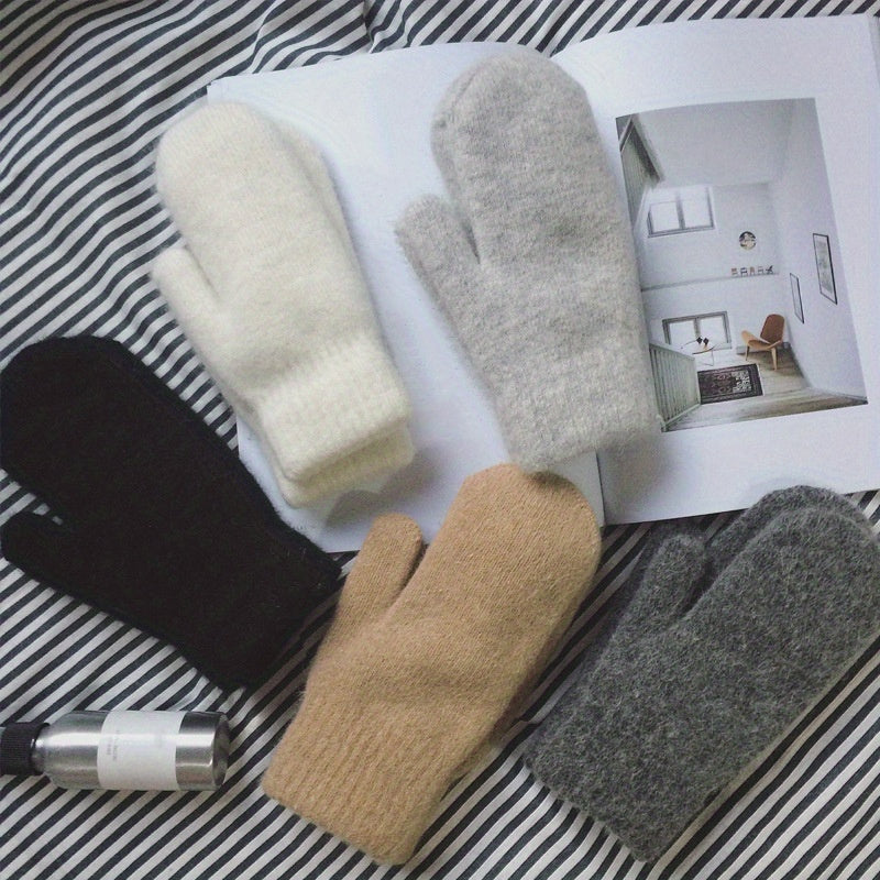 Moufle femme tricot fin, portée en extérieur