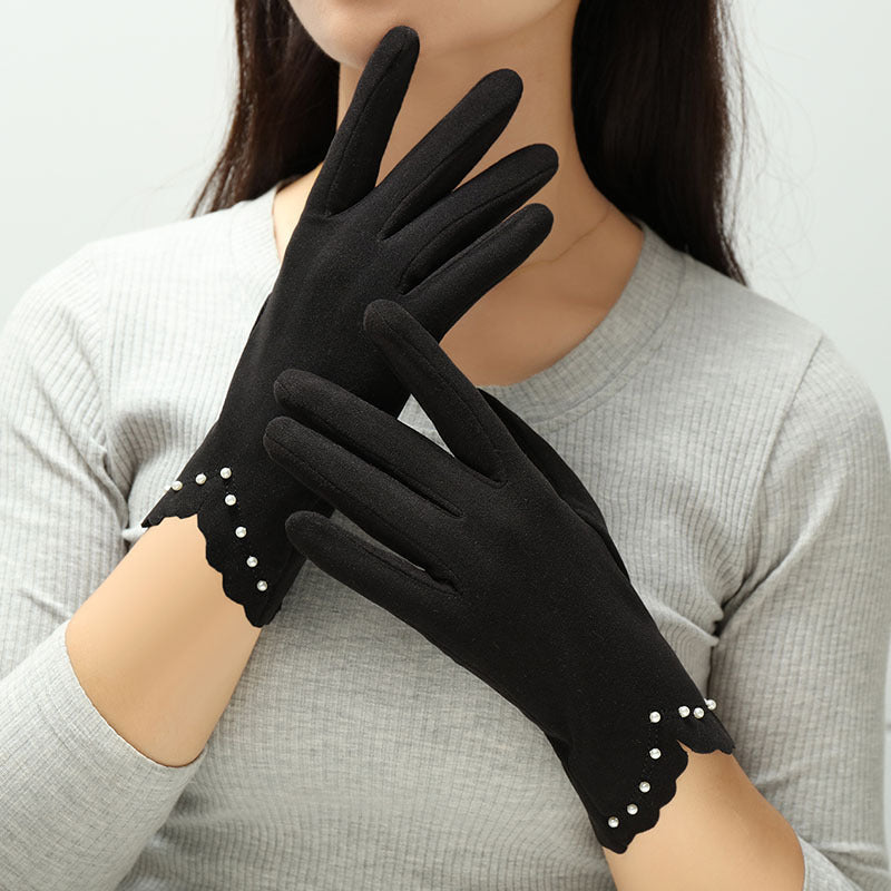 Gants tactiles femme noirs portés, poignet festonné orné de perles blanches