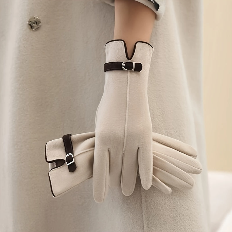 Gants classiques femme crème portés, patte à boucle chocolat au poignet