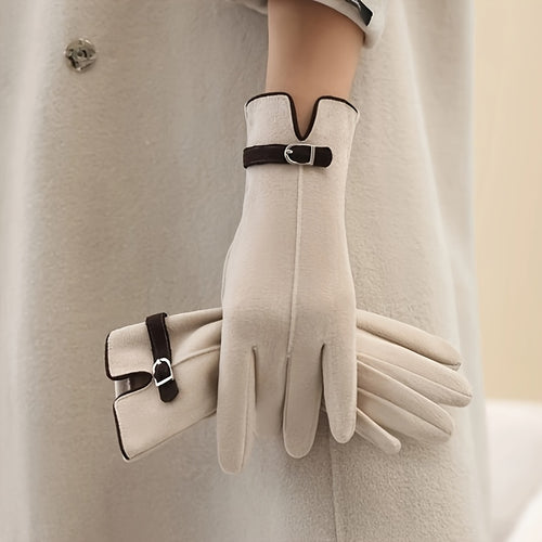Gants classiques femme crème portés, patte à boucle chocolat au poignet