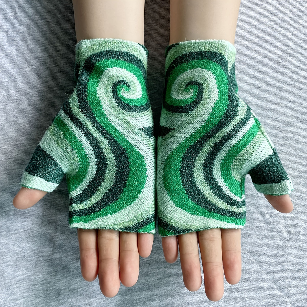 Mitaines femme vertes portées de dos, maille jacquard en spirale