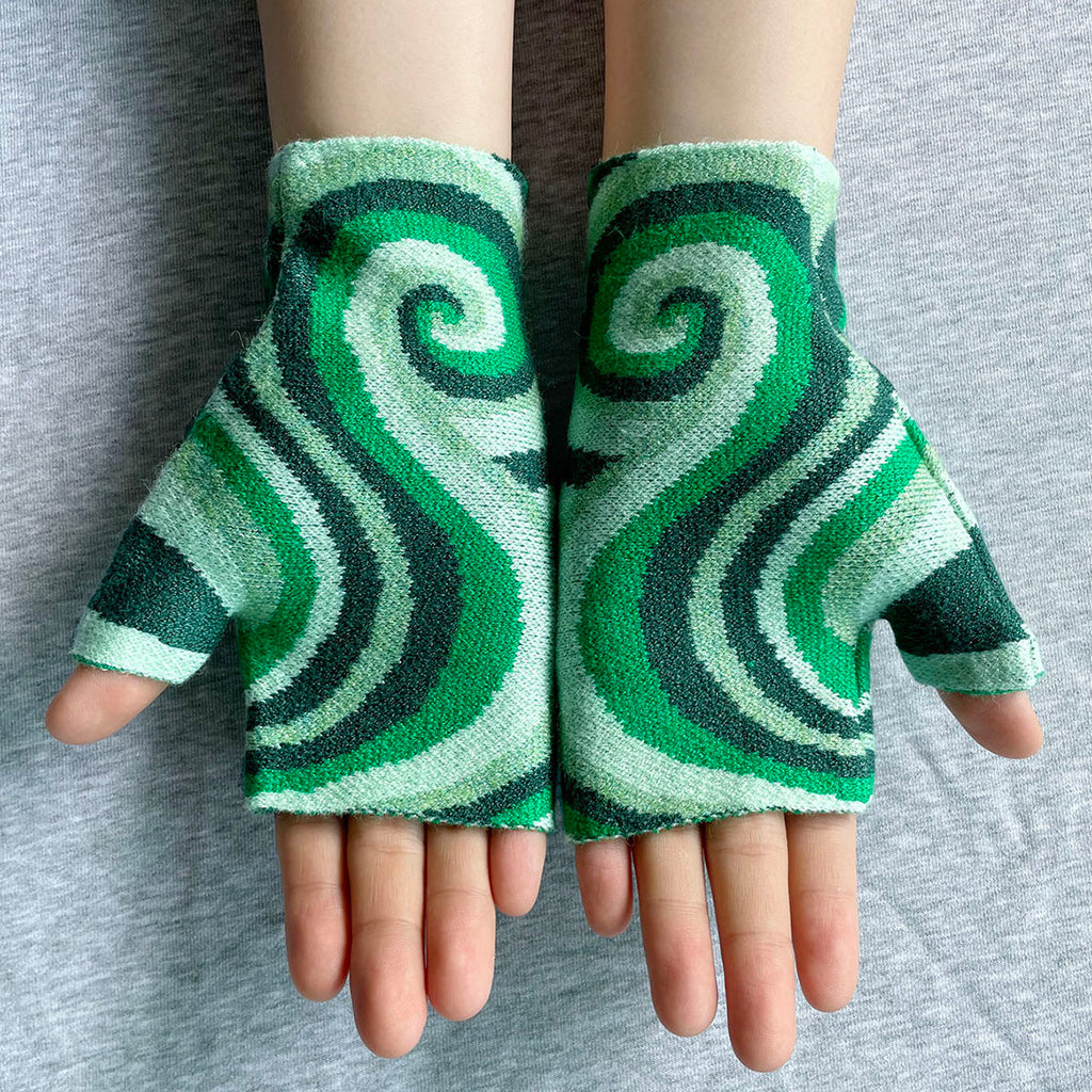 Mitaines femme vertes mi-doigts à motif de spirales tricotées