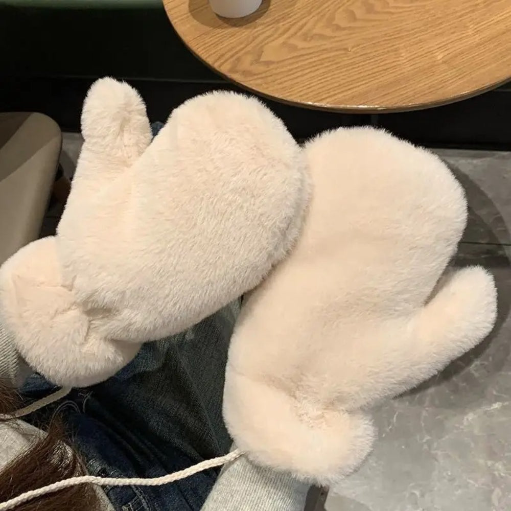 Moufle femme peluche, gros plan sur la texture