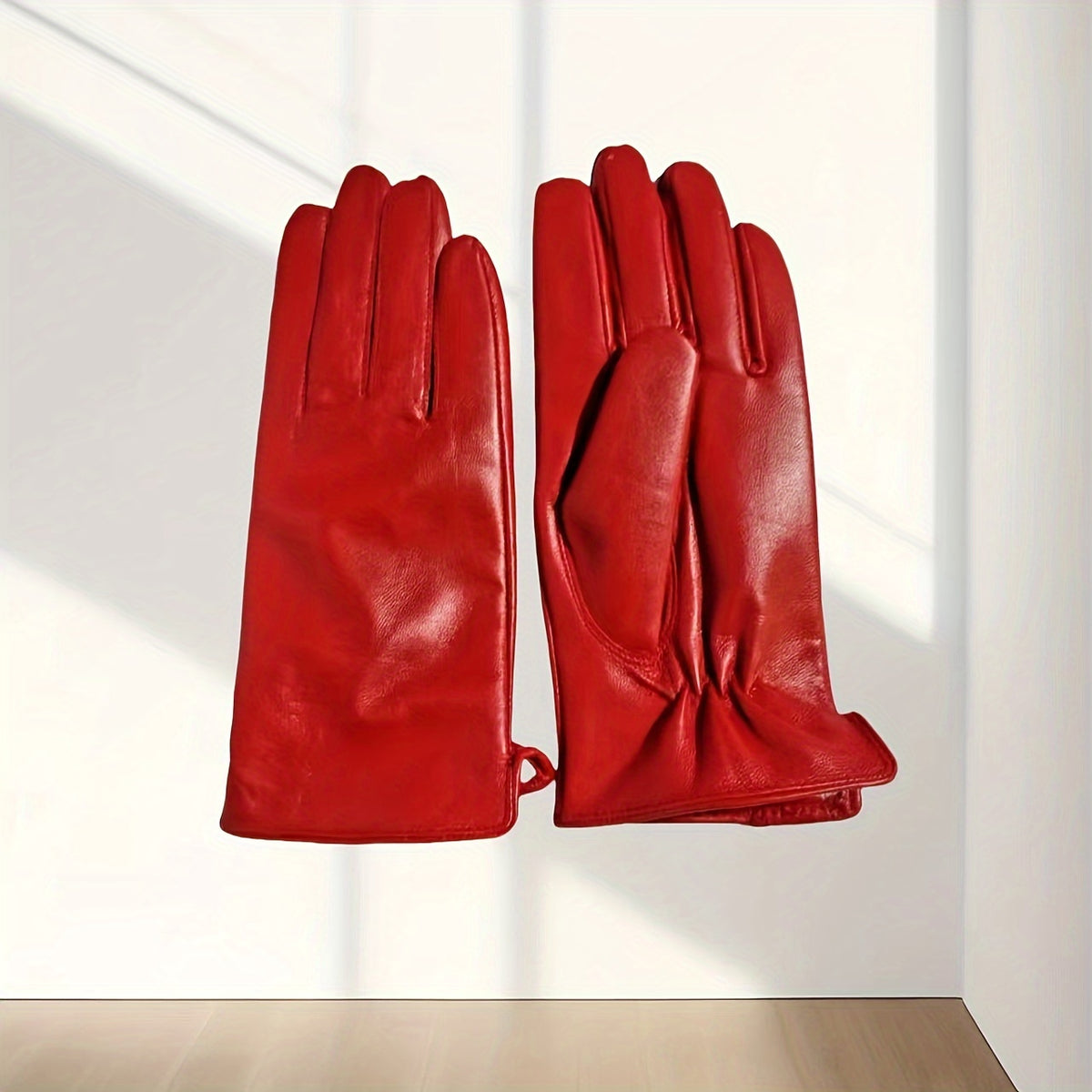 Gants femme en peau de mouton rouge, vue paume et dos de main