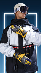 Homme portant des gants de ski moufle bleu marine et jaune