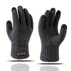 Gants homme café, doigts tactiles en gros plan