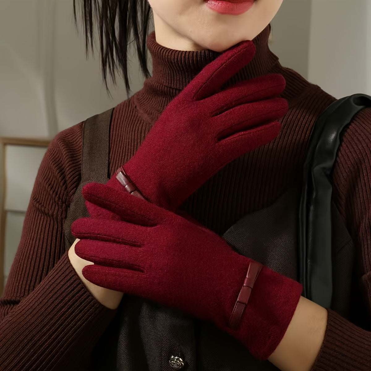 Gants en laine femme bordeaux portés, détail du nœud au poignet