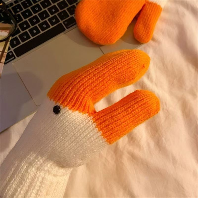 Moufle femme motif oie, les deux moufles posées côte à côte