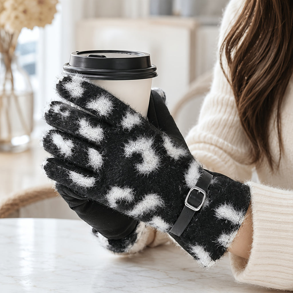 Gants femme léopard noir et blanc tenant un gobelet de café