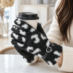 Gants femme léopard noir et blanc tenant un gobelet de café