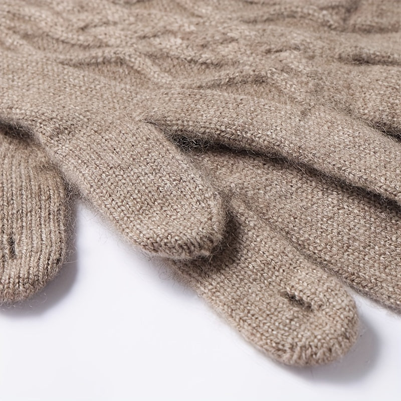 Gros plan sur la maille en laine et cachemire d'un gant femme taupe