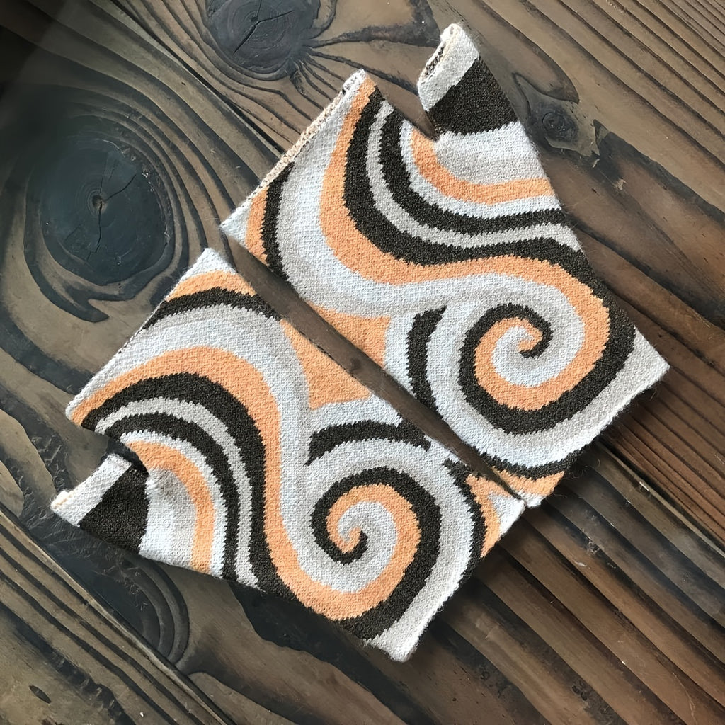 Mitaines femme marron et orange à spirales jacquard, posées à plat