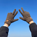 Gants homme tricotés noir, vue de dos des mains
