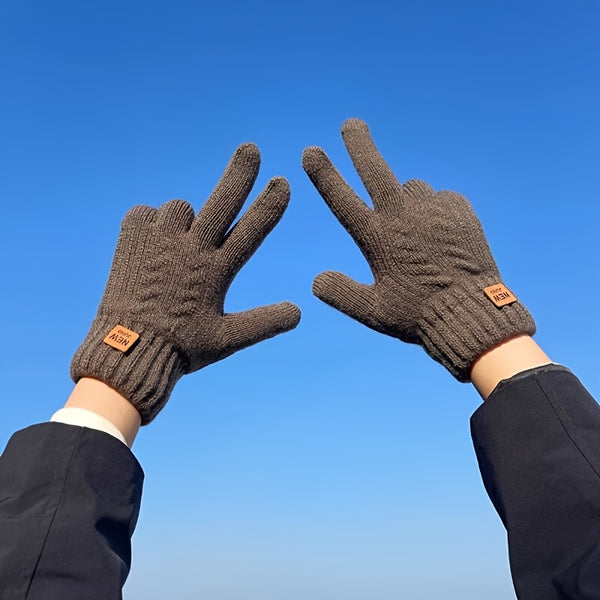 Gants homme tricotés noir, vue de dos des mains