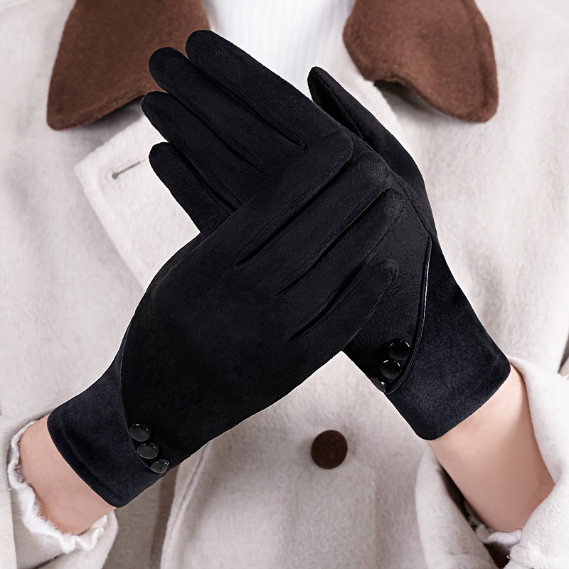 Gants femme noirs portés devant un manteau écru, vue de face