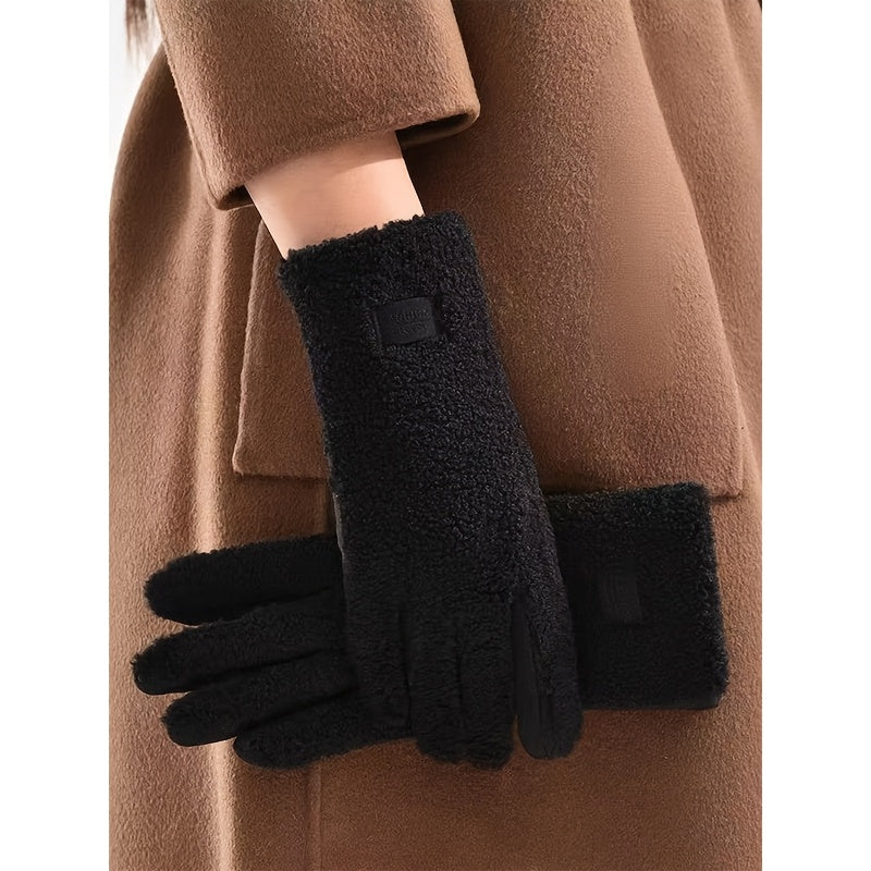 Gants fourrure femme effet teddy noirs portés avec un manteau marron