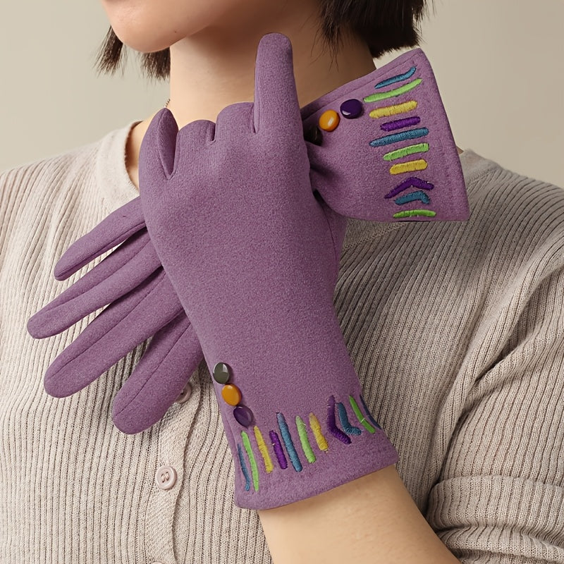 Gants femme violets portés, broderie multicolore au poignet