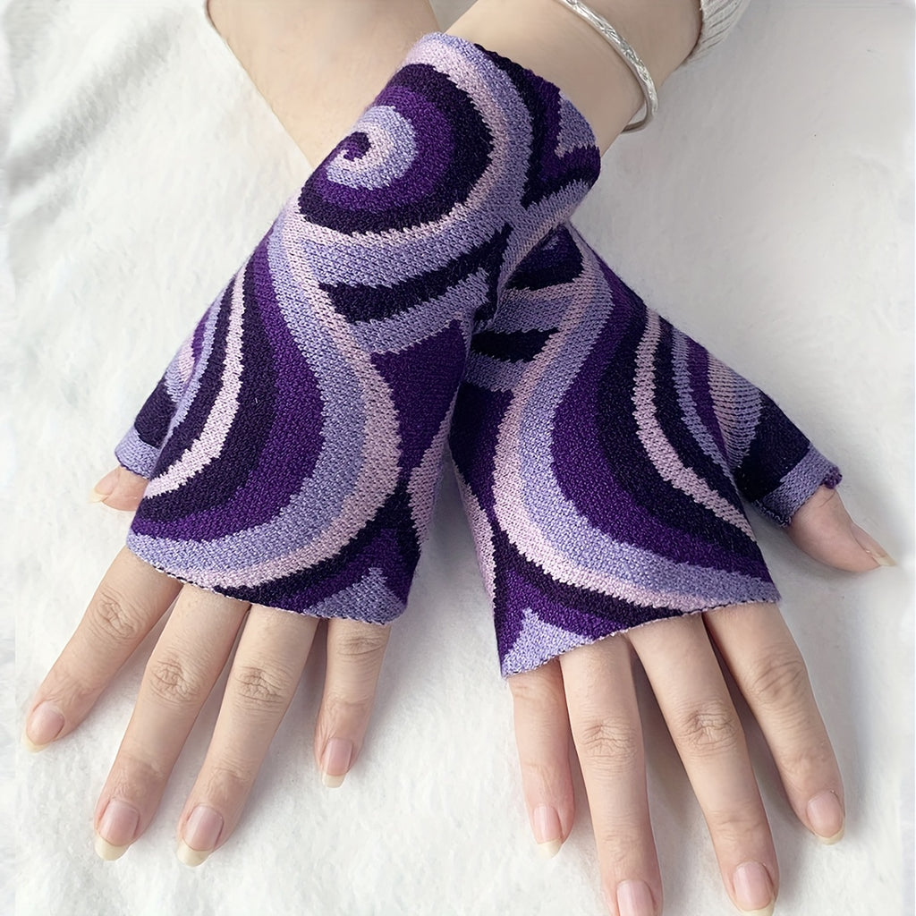 Mitaines femme violettes mi-doigts à spirales jacquard, portées