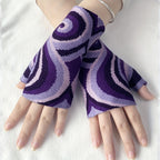 Mitaines femme violettes mi-doigts à spirales jacquard, portées