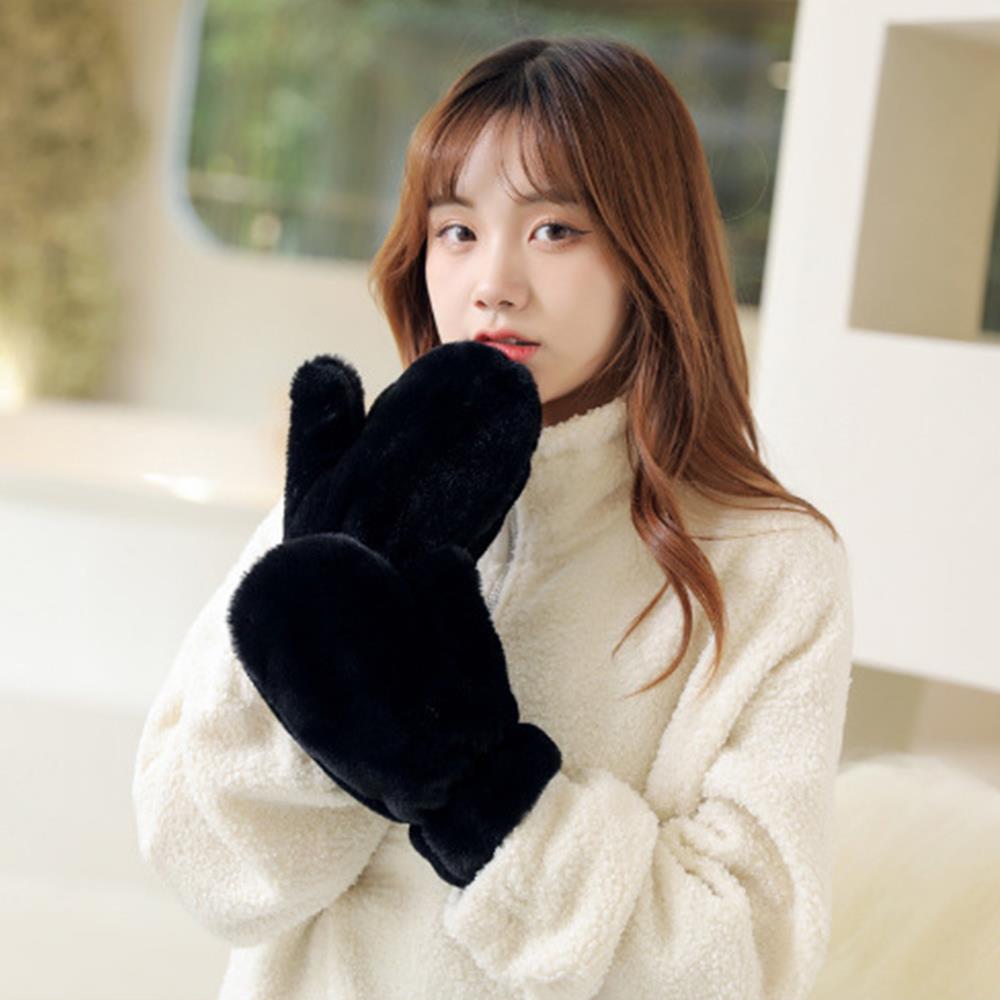 Moufle femme peluche noire, portée près du visage