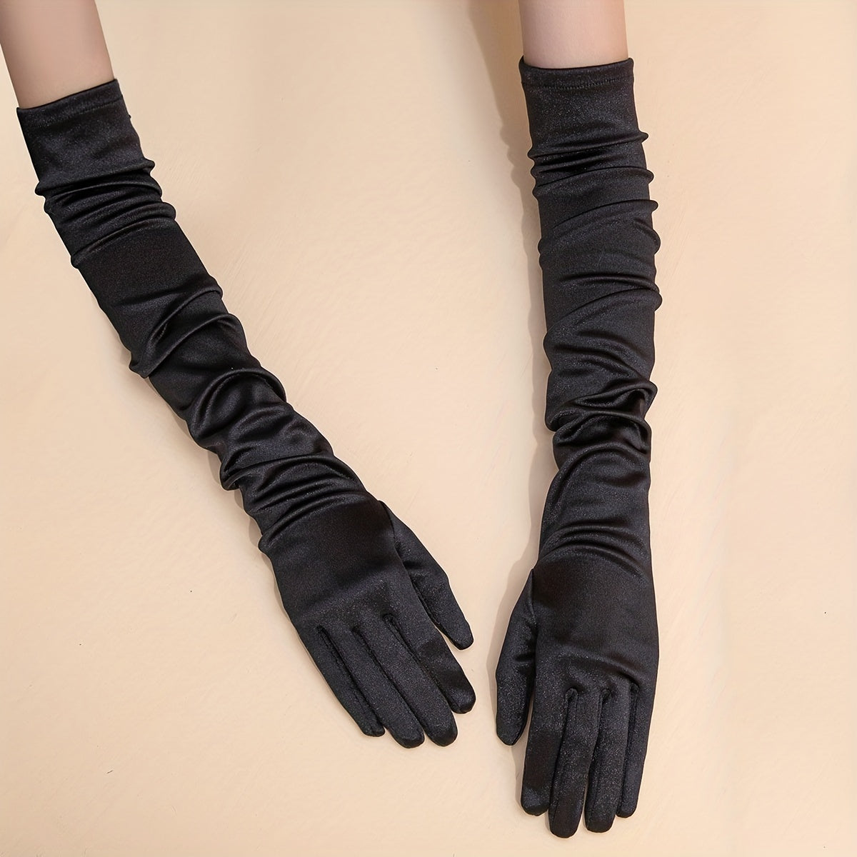 Gants longs femme satin, vue portée