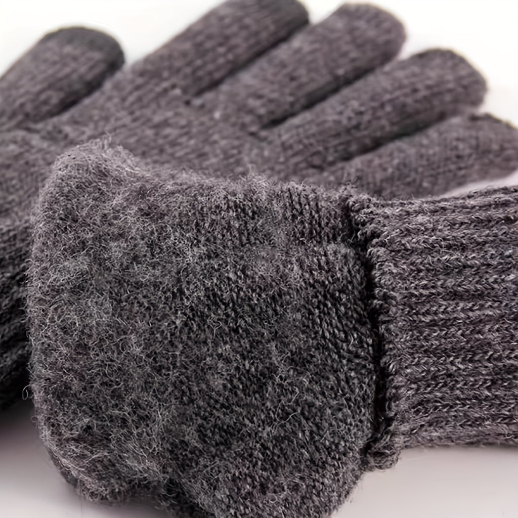 Gants homme marine portés en extérieur