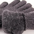 Gants homme marine portés en extérieur