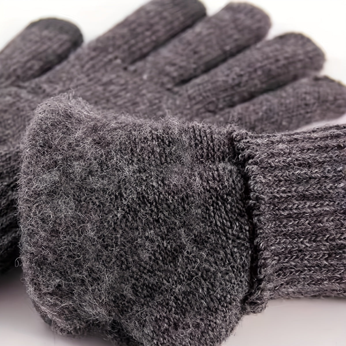 Gants homme marine portés en extérieur