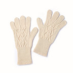 Paire de gants cachemire femme beige, motif torsadé, posée à plat