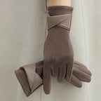 Gants femme, gros plan sur la bande croisée