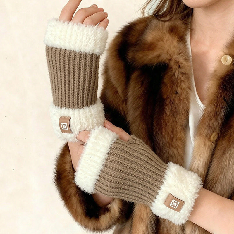 Mitaines femme taupe à bords duveteux crème portées avec un manteau en fausse fourrure