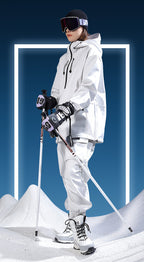 Femme skiant avec des bâtons, gants de ski moufle noir et violet
