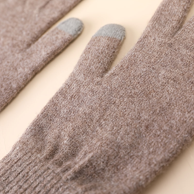 Détail de la zone tactile au bout des doigts, gants rouge